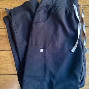 Figs Women’s Black Kade Cargo Highwaisted scrubs